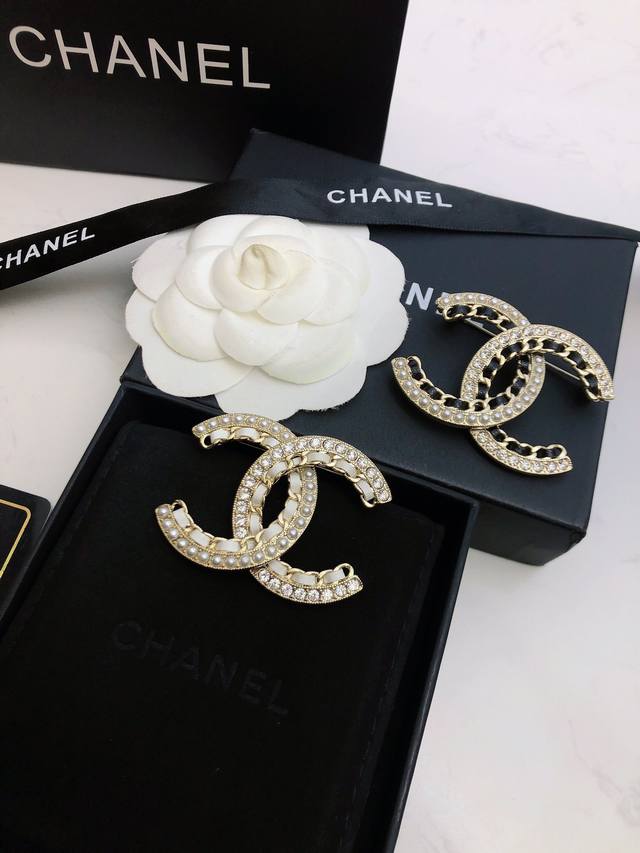Chanel小香 专柜最新款同步上新胸针 是最懂女人的饰物 那些倾注了全部心血去做自己的女人 往往更珍惜胸针的意义 香奈儿女士把胸针别在帽子上 并告诉那些模仿她